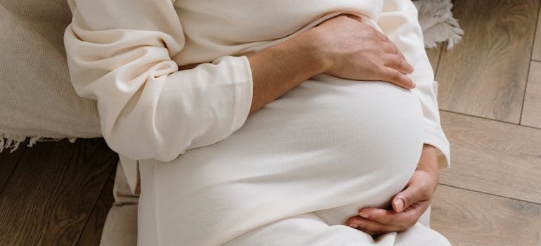 Беременная женщина в белом