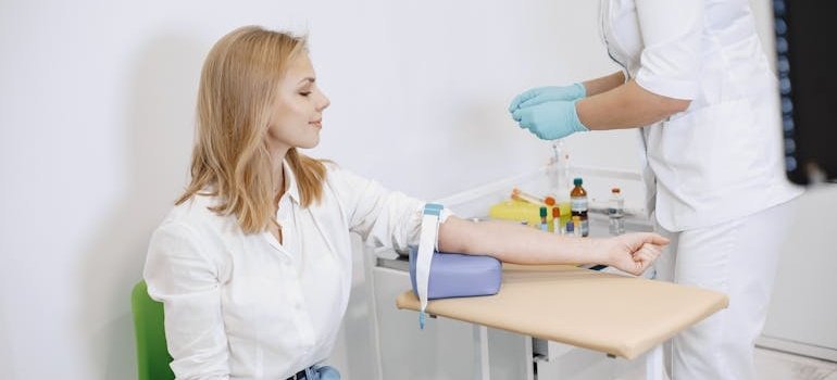 Женщина сдаёт кровь