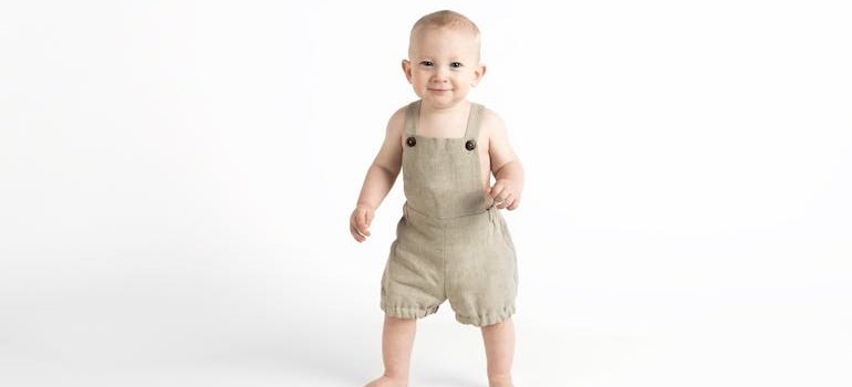 Мальчик в сером костюме идёт