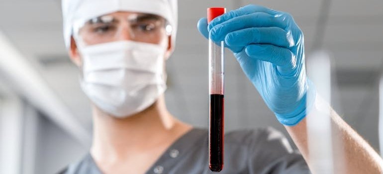 Лабораторный техник держит пробирку