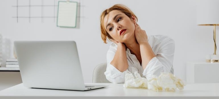 Уставшая женщина ищет в интернете, что такое гемофагоцитарный лимфогистиоцитоз.