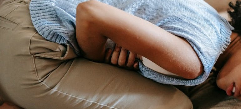 Девушка держится за живот