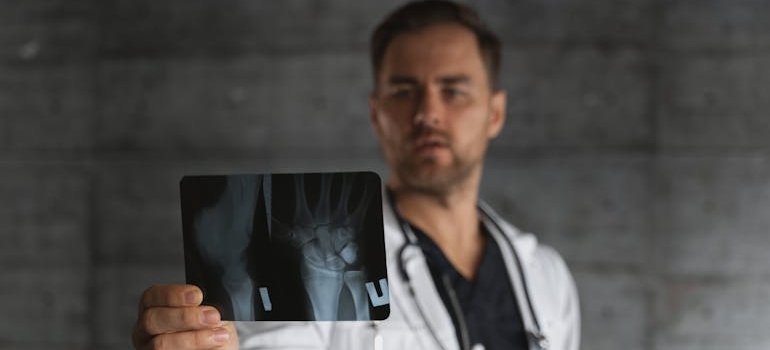 Врач держит снимок суставов