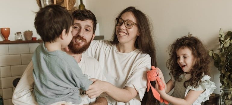 родители с двумя детьми