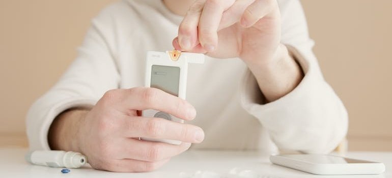 Человек с сахарным диабетом 1 типа измеряет уровень сахара в крови