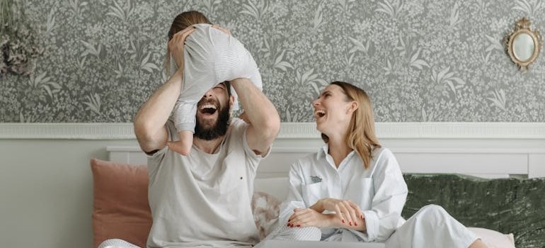 родители и младенец с синдромом Ангельмана