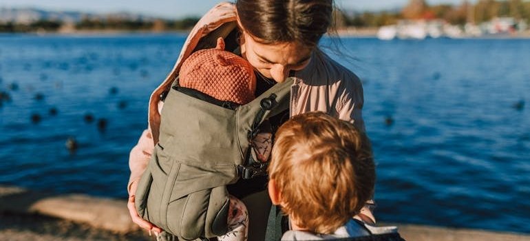 мать с двумя детьми