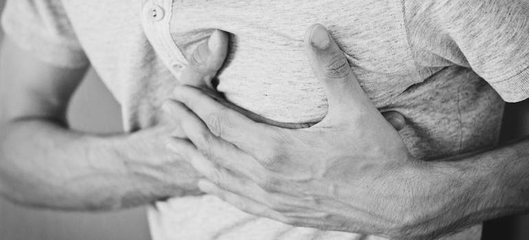 Мужчина испытывает боль в груди