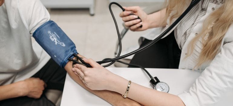 Врач измеряет давление пациенту