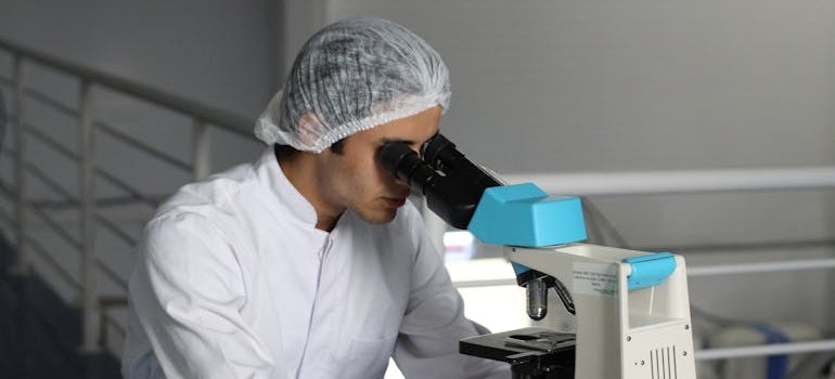 лаборант проверяет наличие мужского бесплодия