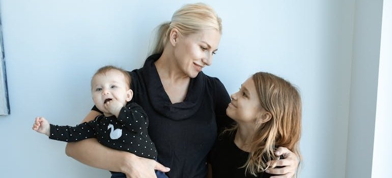 Мать с двумя детьми.