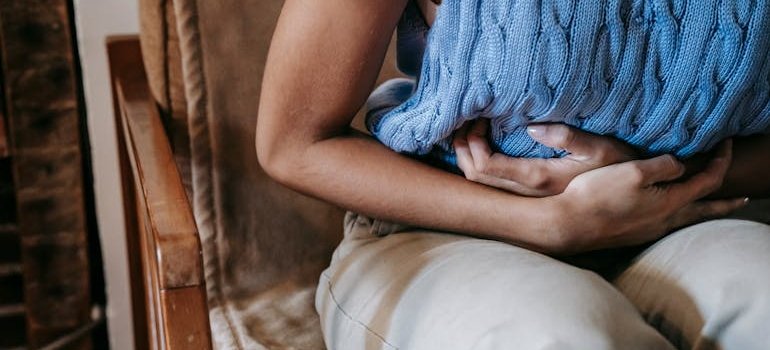 женщина держится за живот