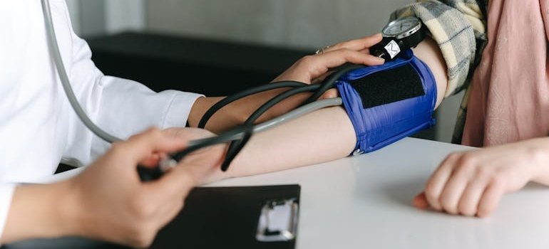 Врач измеряет давление