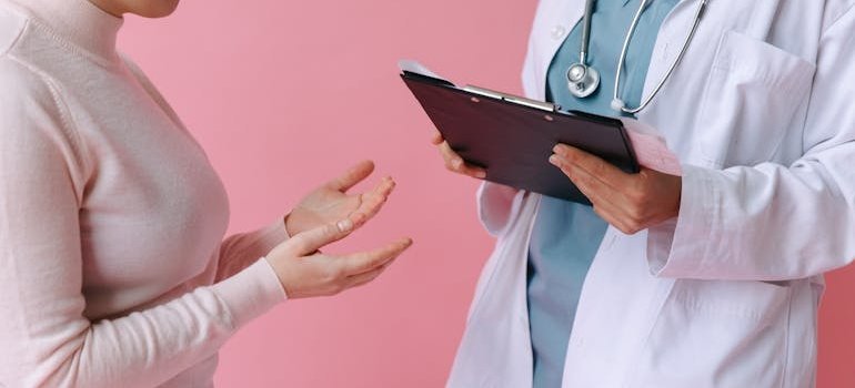 врач и пациент с перебоями в работе сердца