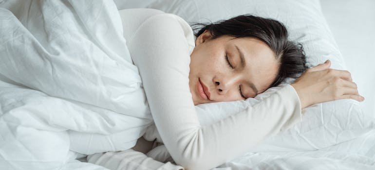 Женщина спит