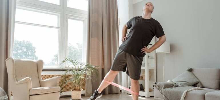 Мужчина тренируется в квартире.