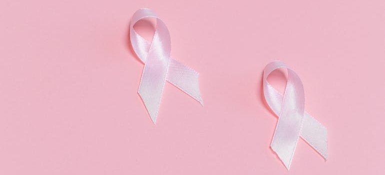 Две светло розовые ленты на розовом фоне.