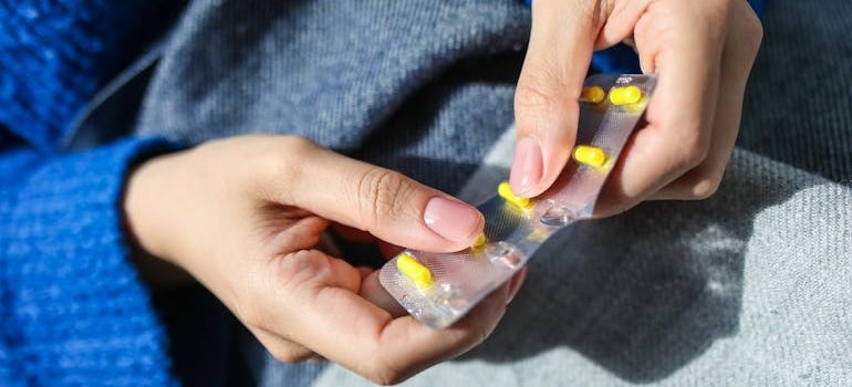 человек держит лекарства