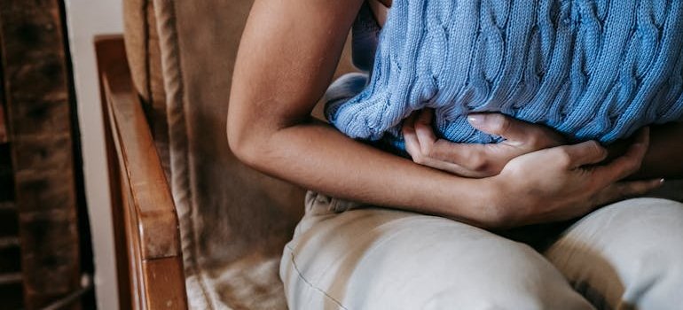 osoba se drzi za stomak