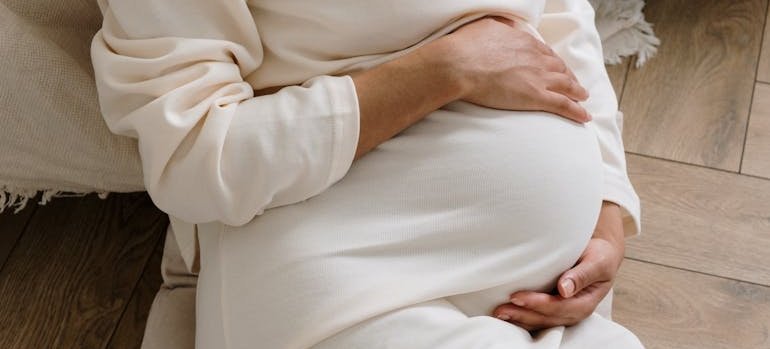 trudnica u belom nakon NIPT i amniocinteze