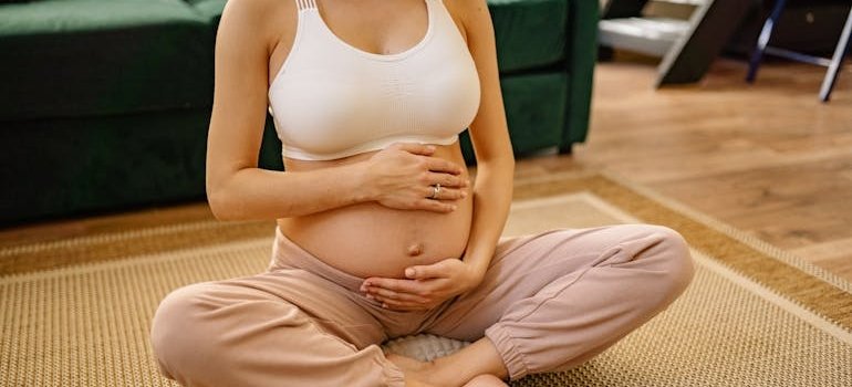 trudnica se drzi za stomak