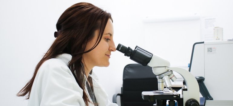 Laboratorijski tehničar koristi mikroskop