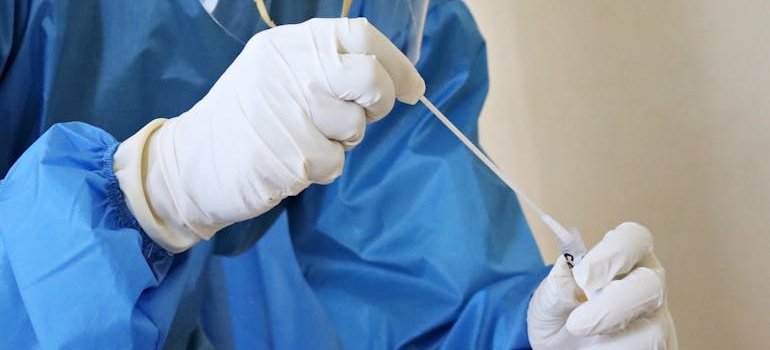 laboratorijski tehnicar radi bris za PCR analizu dermatofita